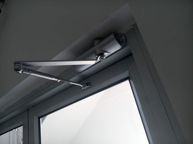 門扇與門框不在一個平麵能(néng)裝閉門器麽?